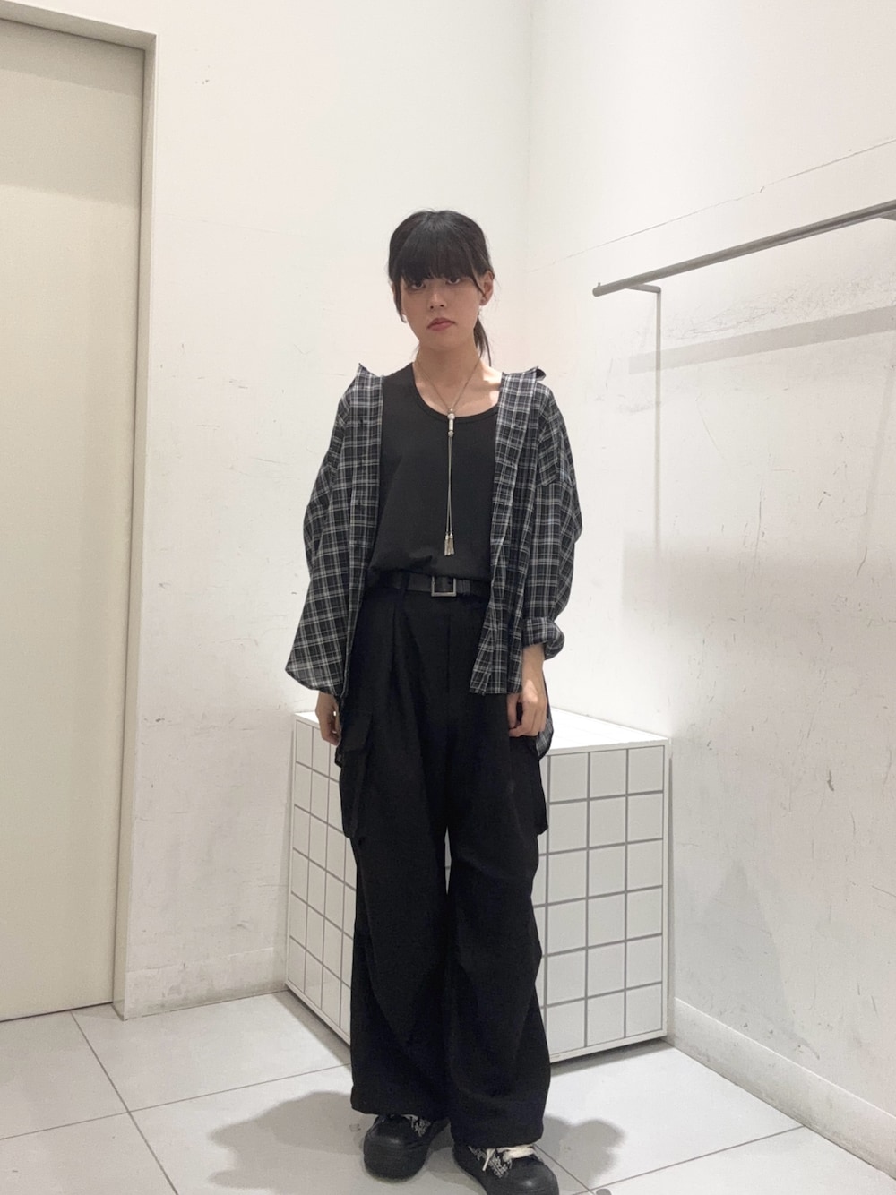 ブラック系のシャツ/ブラウス、グレー系のタンクトップ、ブラック系のその他パンツを着用したメンズの夏コーディネートの1枚目の写真