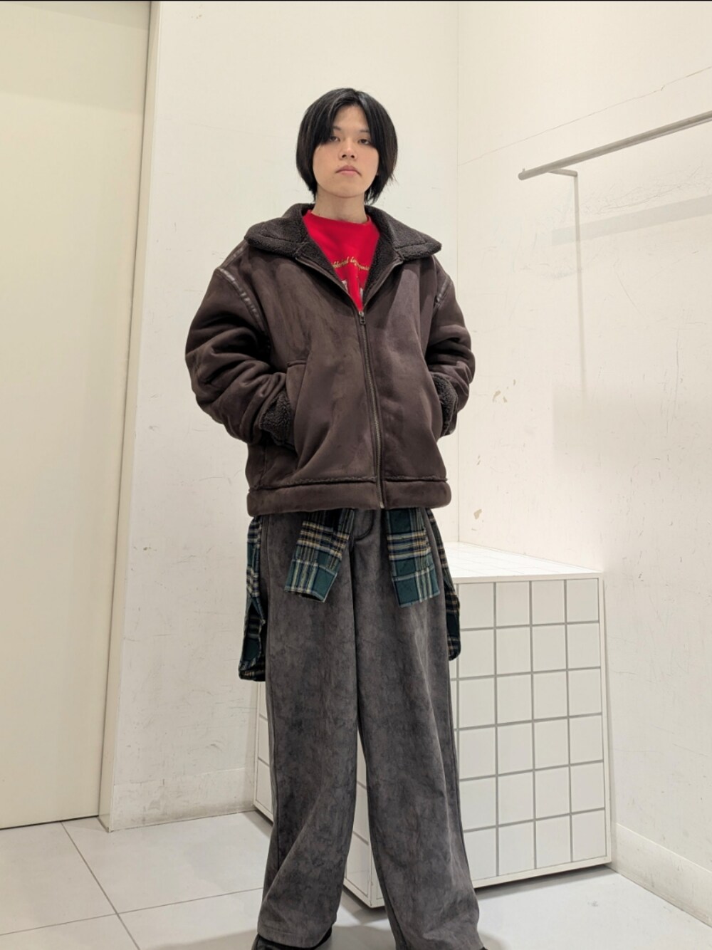 グレー系のその他パンツ、グリーン系のシャツ/ブラウス、ブラウン系のブルゾンを着用したメンズの冬コーディネートの1枚目の写真