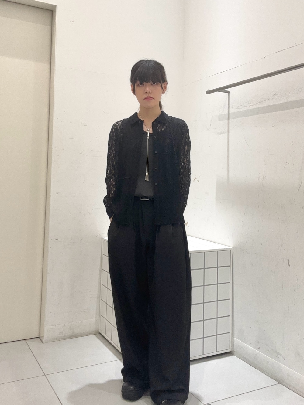ブラック系のシャツ/ブラウス、グレー系のタンクトップ、ブラック系のスラックスを着用したメンズの夏コーディネートの1枚目の写真