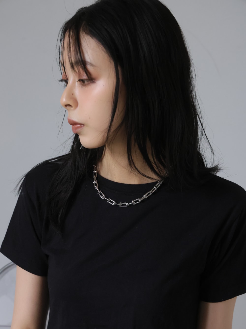 「チェーンネックレス、大人カジュアル、大人コーデ、大人女子、大人ファッション、大人トレンドカジュアル」｜「Ulyssesのリンクチェーンネックレス（ネックレス、シルバー系）」を使った、Ulyssesさん（レディース・158cm）の春コーディネートの1枚目の写真