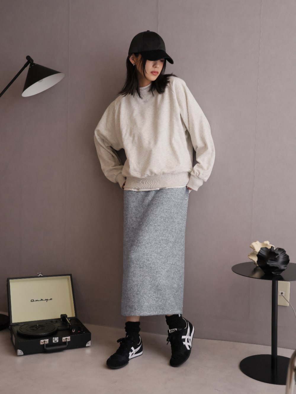 「冬コーデ、ニットスカート、ラメ、ラメニット、ラメスカート、大人カジュアル、楽チンコーデ、ロングスカート、タイトスカート」｜「LAFFMOのスパンコールラメスカート（スカート、グレー系）」を使った、Ulyssesさん（レディース・158cm）の冬コーディネートの1枚目の写真