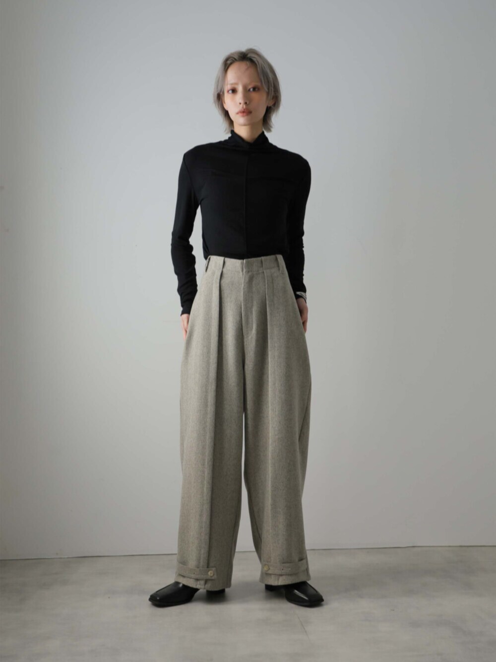 「シンプルコーデ、ワイドパンツ、タックパンツ」｜「Ulyssesのピンタックワイドパンツ（その他パンツ、ベージュ系）」を使った、Ulyssesさん（レディース・158cm）の春コーディネートの1枚目の写真