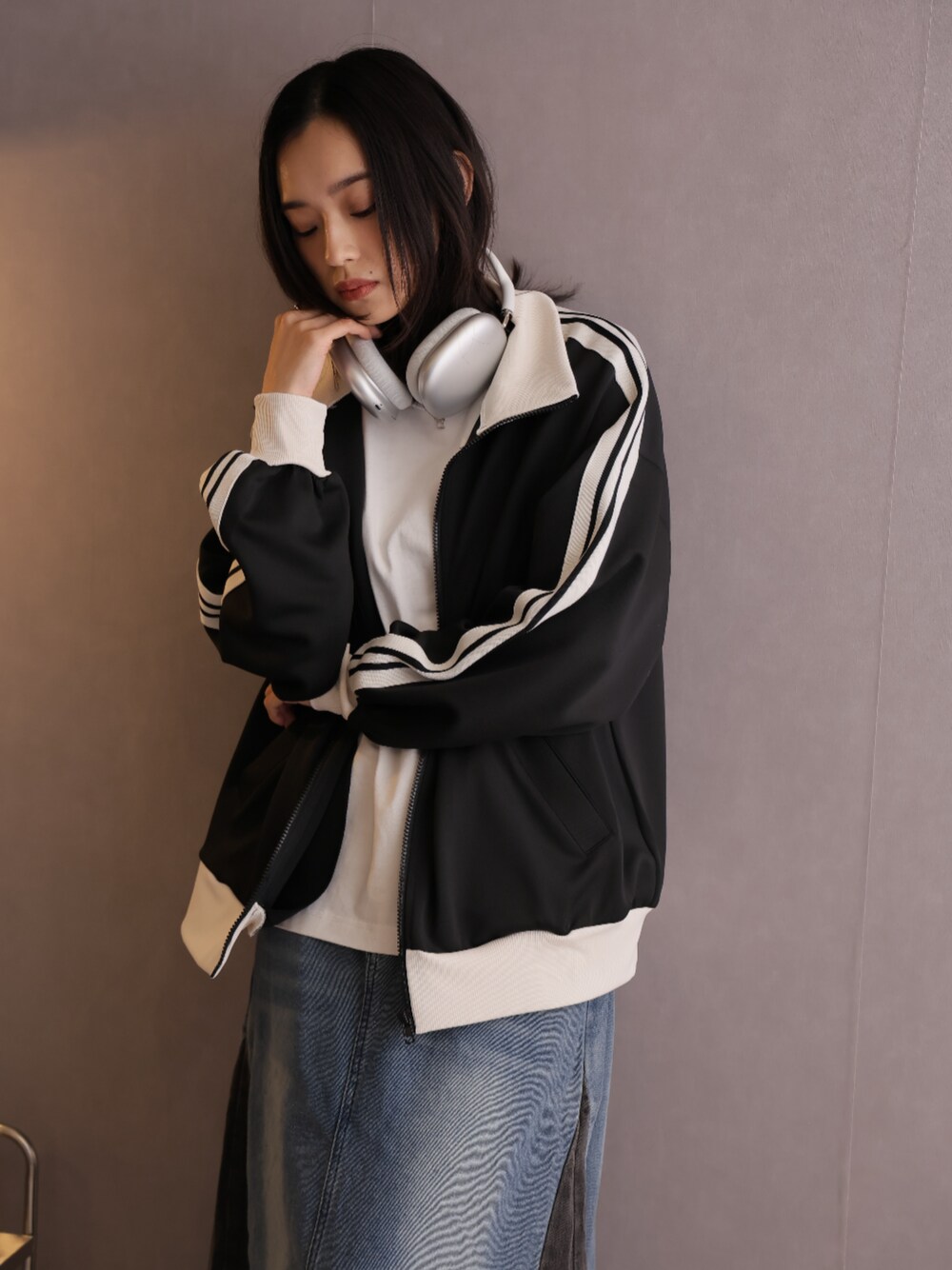 「春服コーデ、大人女子、休日スタイル、カジュアルスタイル、いいね、save、フォローお願いします🤑、お洒落さんとつながりたい、春先取り、ロングスカート、ジャージ、デイリーカジュアル、ラフコーデ」｜「Girly DollのWラインオーバートラックJK（その他アウター、ブラック系）」を使った、Ulyssesさん（レディース・158cm）の冬コーディネートの1枚目の写真
