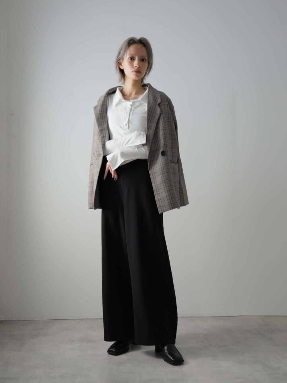 「シンプルコーデ、ワイドパンツ、タックパンツ、きれいめカジュアル」｜「Ulyssesのカーブワイドスラックス（スラックス、ブラック系）」を使った、Ulyssesさん（レディース・158cm）の春コーディネートの1枚目の写真