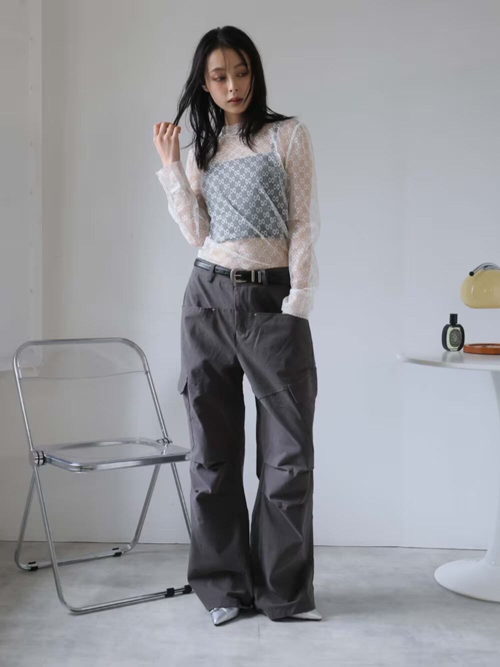「シンプルコーデ、シアートップス、大人カジュアル、大人可愛い」｜「Ulyssesのプチハイネックシアーブラウス（Tシャツ/カットソー、ホワイト系）」を使った、Ulyssesさん（レディース・158cm）の春コーディネートの1枚目の写真
