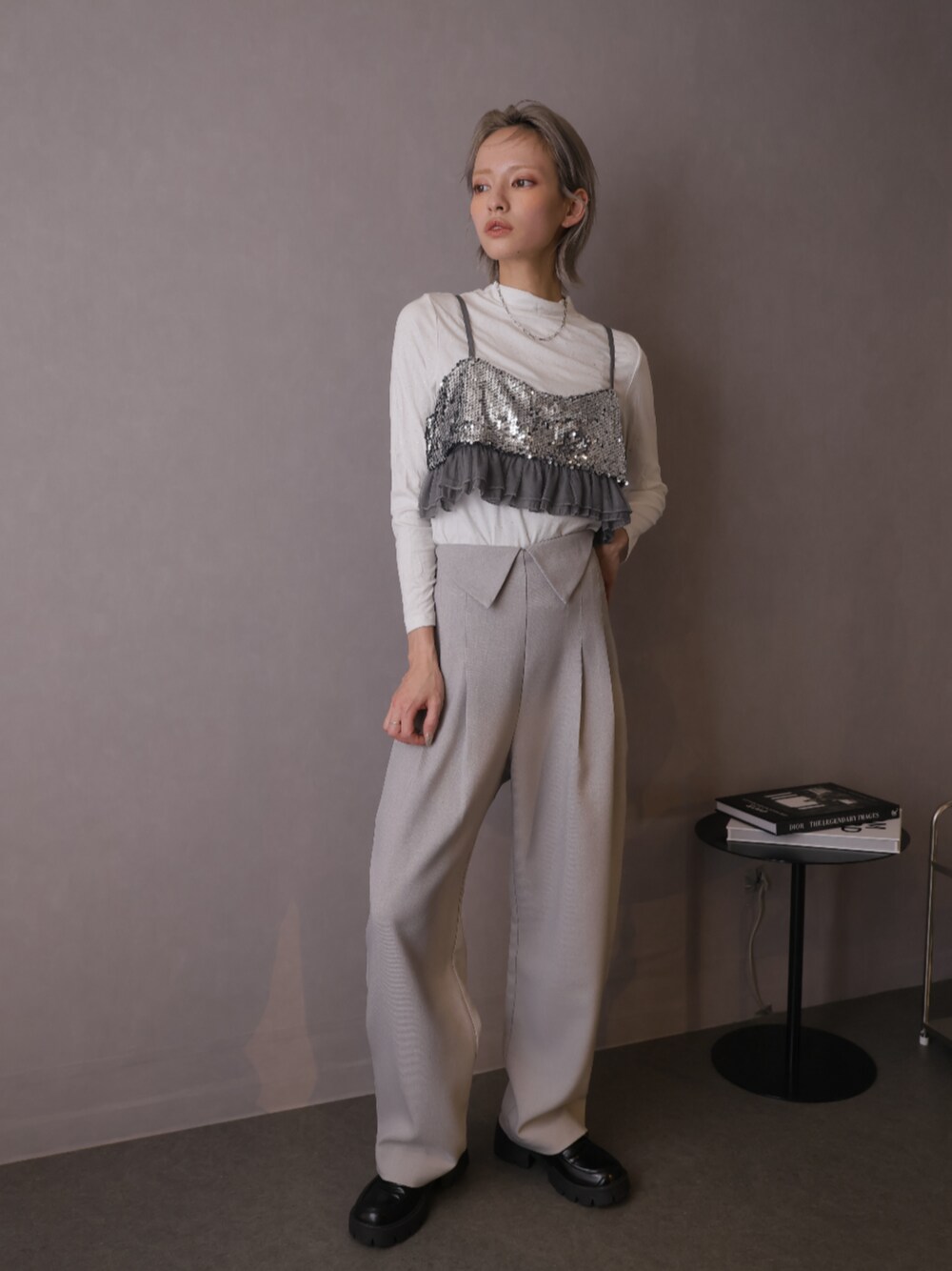 「レイヤードスタイル、オトナカジュアル、春服コーデ、低身長女子、春服、着回しコーデ、モノトーンコーデ、大人かわいい、夏コーデ、春夏コーデ、スパンコール」｜「Ulyssesのスパンコールビスチェ（キャミソール、グレー系）」を使った、Ulyssesさん（レディース・158cm）の冬コーディネートの1枚目の写真