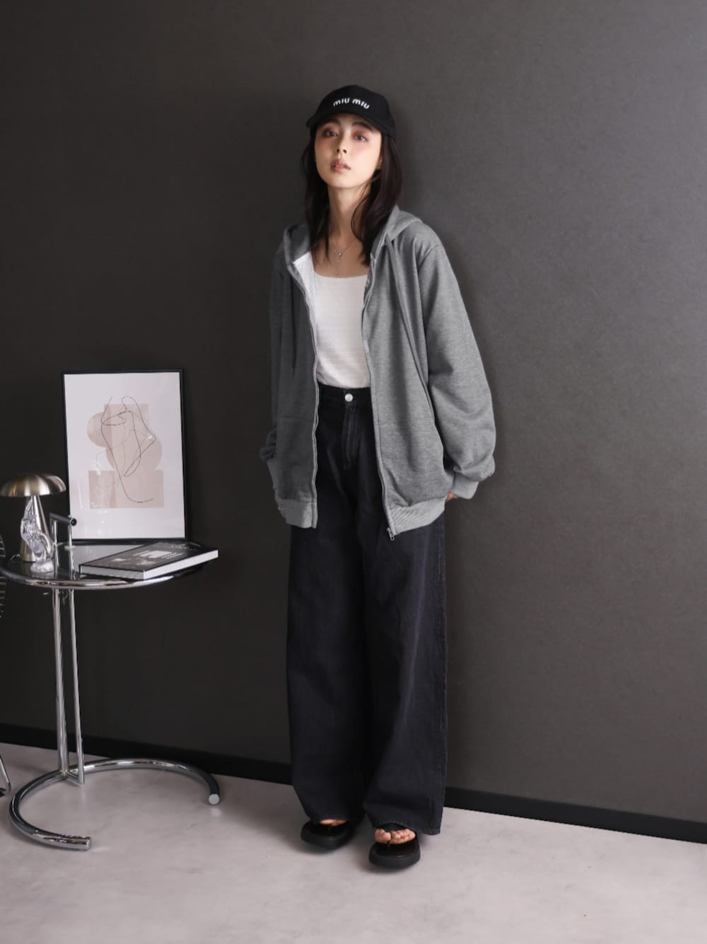 「パンツコーデ、大人女子、ラクチンコーデ、大人コーデ、ゆるコーデ、大人カジュアル、春コーデ、春夏コーデ、春、春アウター」｜「UlyssesのBIGシルエットジップアップパーカ（パーカー、グレー系）」を使った、Ulyssesさん（レディース・158cm）の冬コーディネートの1枚目の写真