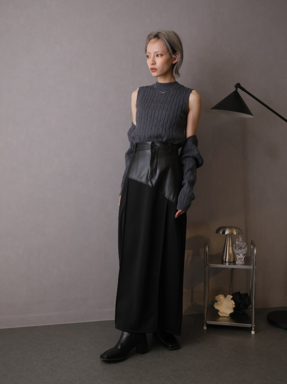「オトナ女子、スカートスタイル、モノトーン、モノトーンコーデ、ブラック、ブラックコーデ、春コーデ、春夏コーデ、夏コーデ、大人カジュアル、大人コーデ、モード、モードストリート」｜「Girly Dollのロングスカート（スカート、ブラック系）」を使った、Ulyssesさん（レディース・158cm）の冬コーディネートの1枚目の写真