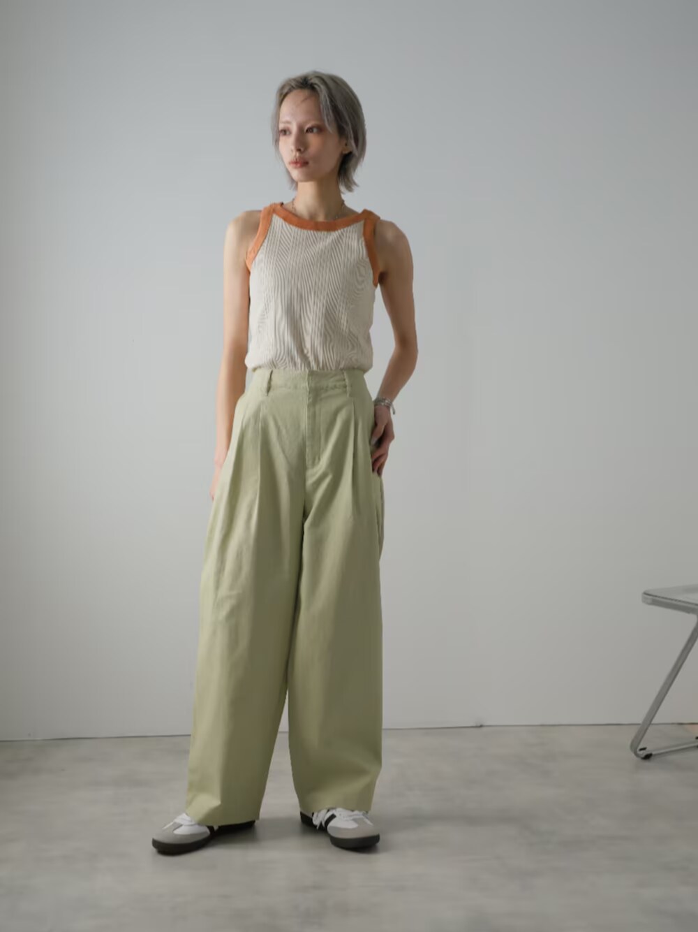 「パンツスタイル、大人コーデ、春カラー、春先取り、ラフコーデ、春コーデ、春夏コーデ、夏コーデ、大人カジュアル」｜「Ulyssesのツータックワイドストレートパンツ（その他パンツ、グリーン系）」を使った、Ulyssesさん（レディース・158cm）の春コーディネートの1枚目の写真