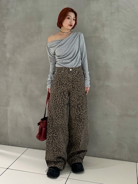 「SLY（スライ）の【限定カラーあり】OFF SHOULDER CUT TOPS オフショルダー カット トップス（Tシャツ/カットソー）」を使った、AYANEさん（レディース・155cm）の秋コーディネート