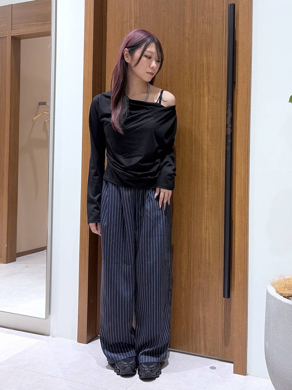 ブルー系のスラックス、ブラック系のTシャツ/カットソーを着用したレディースの秋コーディネートの1枚目の写真