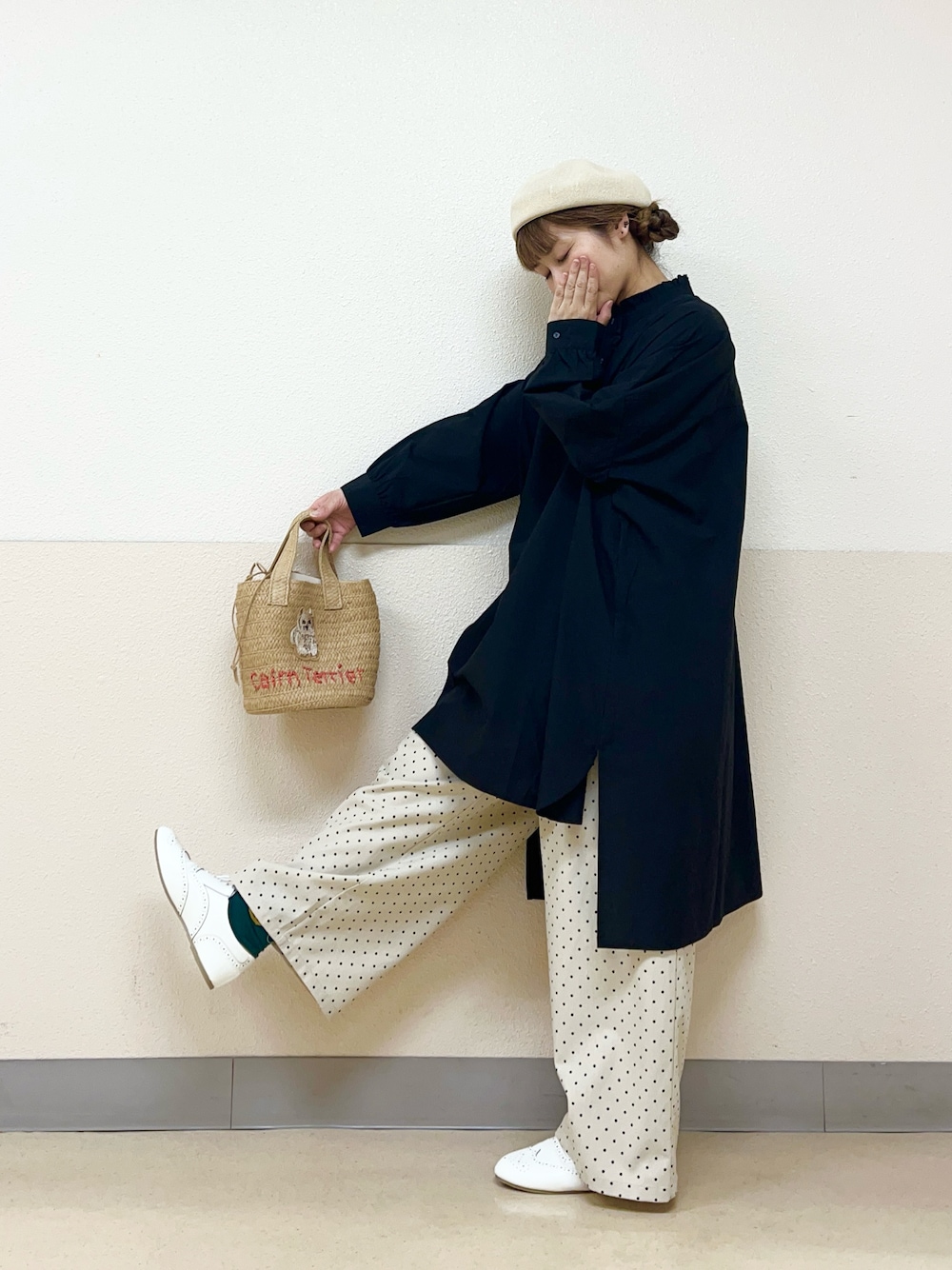 「シャツチュニック、ブラックコーデ、ドット柄、パンツスタイル、ドット柄パンツ、ベレー帽推奨委員会、帽子かぶろう会、やっぱり帽子が好き、サマンサ モスモス(Samansa Mos2)、イオンモール浜松志都呂、低身長コーデ、低身長女子」｜「Samansa Mos2の【消臭効果】リネン混ベレー帽（ハット、ホワイト系）」を使った、も  な  こさん（レディース・152cm）の春コーディネートの1枚目の写真