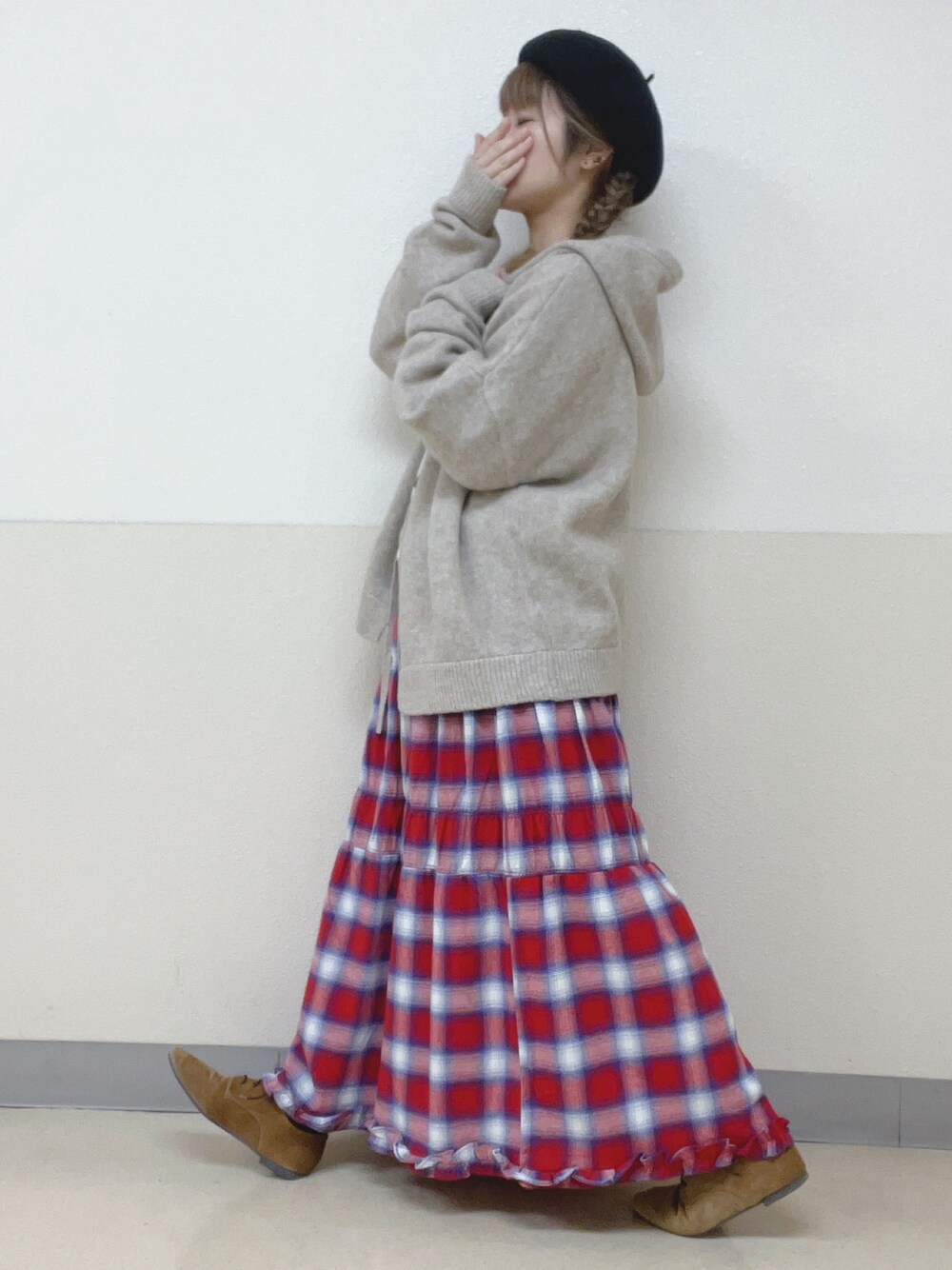 「大人女子、はるコーデ、リラックススタイル、低身長コーデ、ニットコーデ、カーディガン、チエックスカート、ロングスカート、ベレー帽推奨委員会、帽子かぶろう会、サマンサ モスモス(Samansa Mos2)、イオンモール浜松志都呂、スタッフ」｜「Samansa Mos2のバスクベレー帽（ハット、ブラック系）」を使った、も  な  こさん（レディース・152cm）の冬コーディネートの1枚目の写真
