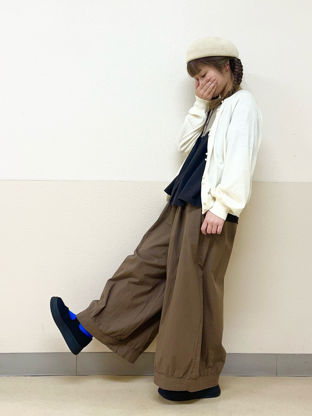 「やっぱり帽子が好き、帽子かぶろう会、ベレー帽推奨委員会、カーディガンコーデ、ゆるコーデ、パンツスタイル、アースカラー、サマンサ モスモス(Samansa Mos2)、イオンモール浜松志都呂、低身長コーデ、低身長女子」｜「Samansa Mos2の【消臭効果】リネン混ベレー帽（ハット、ホワイト系）」を使った、も  な  こさん（レディース・152cm）の春コーディネートの1枚目の写真