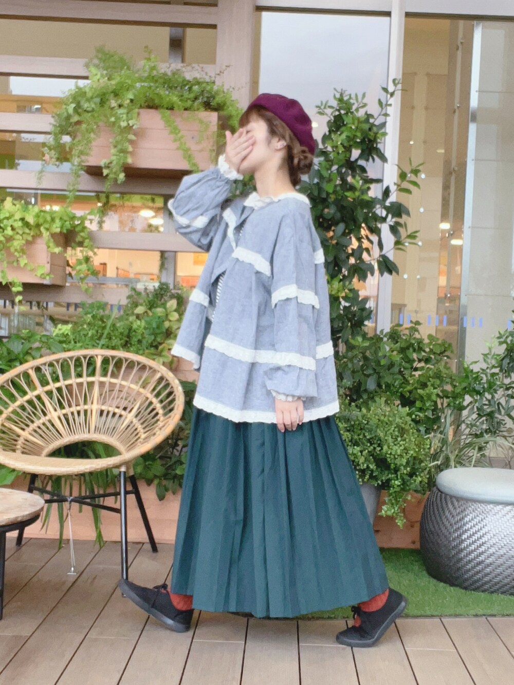 「大人かわいい、ゆるコーデ、ベレー帽推奨委員会、帽子かぶろう会、低身長コーデ、イオンモール浜松志都呂、Samansa Mos2、ゆべし×SamansaMos2、プリーツスカート、カラーコーデ、グリーン、スニーカースタイル」｜「Samansa Mos2のバスクベレー帽（ハット、レッド系）」を使った、も  な  こさん（レディース・152cm）の秋コーディネートの1枚目の写真