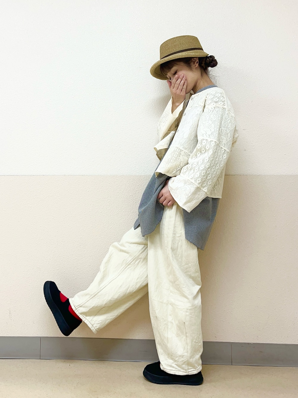 「やっぱり帽子が好き、麦わら帽子、帽子かぶろう会、レースジャケット、シャツコーデ、タックパンツ、モノトーンコーデ、シャツスタイル、夏服コーデ、大人コーデ、低身長コーデ、低身長女子、イオンモール浜松志都呂、サマンサ モスモス(Samansa Mos2)」｜「Samansa Mos2の【吸水速乾】ブレードハット（ハット、ベージュ系）」を使った、も  な  こさん（レディース・152cm）の春コーディネートの1枚目の写真
