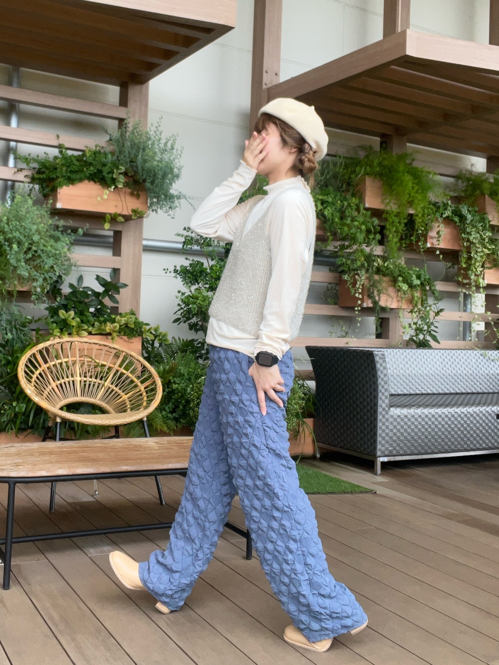 「秋っぽコーデ更新中、キレイめカジュアル、大人かわいい、個性派コーデ、パンツスタイル、ベレー帽、低身長コーデ、イオンモール浜松志都呂、Samansa Mos2 blue、ぽこぽこ、ベレー帽推奨委員会」｜「Samansa Mos2 blueのアイテム（トップス、ホワイト系）」を使った、も  な  こさん（レディース・152cm）の秋コーディネートの1枚目の写真