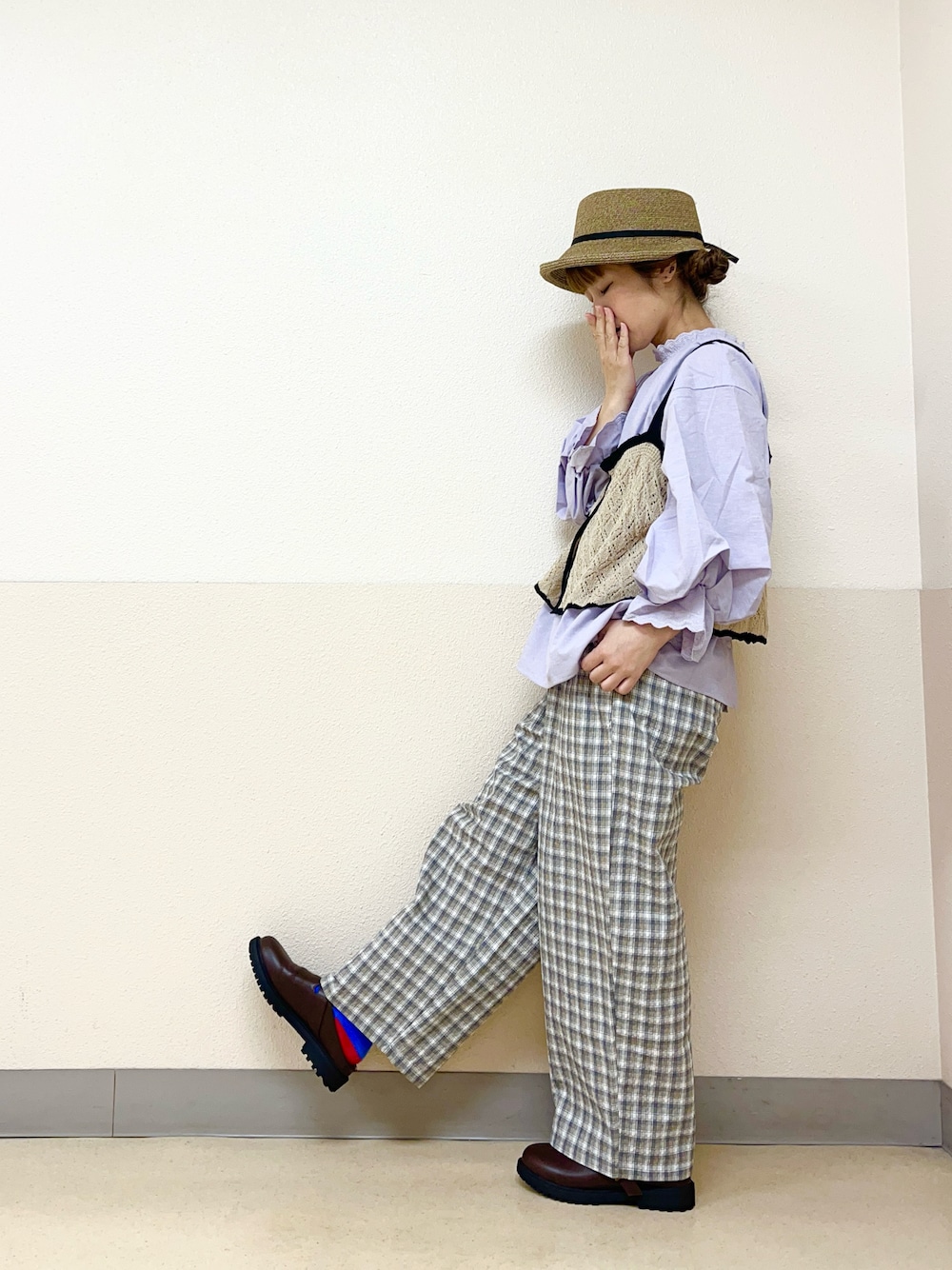 ブラウン系のハットを着用したレディースの秋コーディネートの1枚目の写真