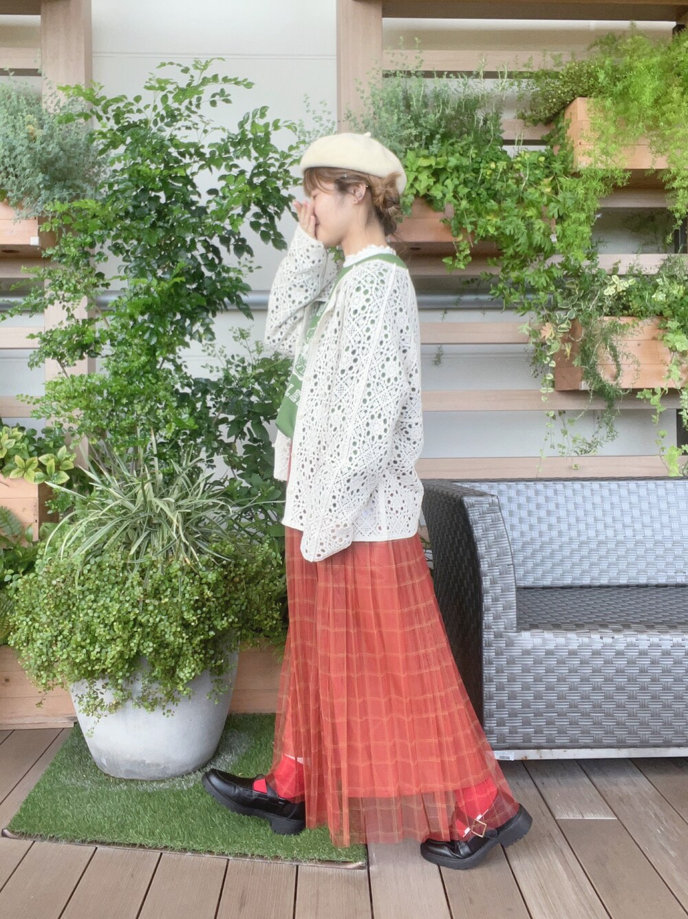 「秋っぽコーデ更新中、チェック、おでかけコーデ、大人女子、カジュアルコーデ、低身長コーデ、イオンモール浜松志都呂、カーキ、スウェットコーデ、スカートコーデ、デート、サマンサ モスモス(Samansa Mos2)、ママファッション、ベレー帽推奨委員会」｜「Samansa Mos2のかぎ針編み風カーディガン（カーディガン/ボレロ、ホワイト系）」を使った、も  な  こさん（レディース・152cm）の秋コーディネートの1枚目の写真