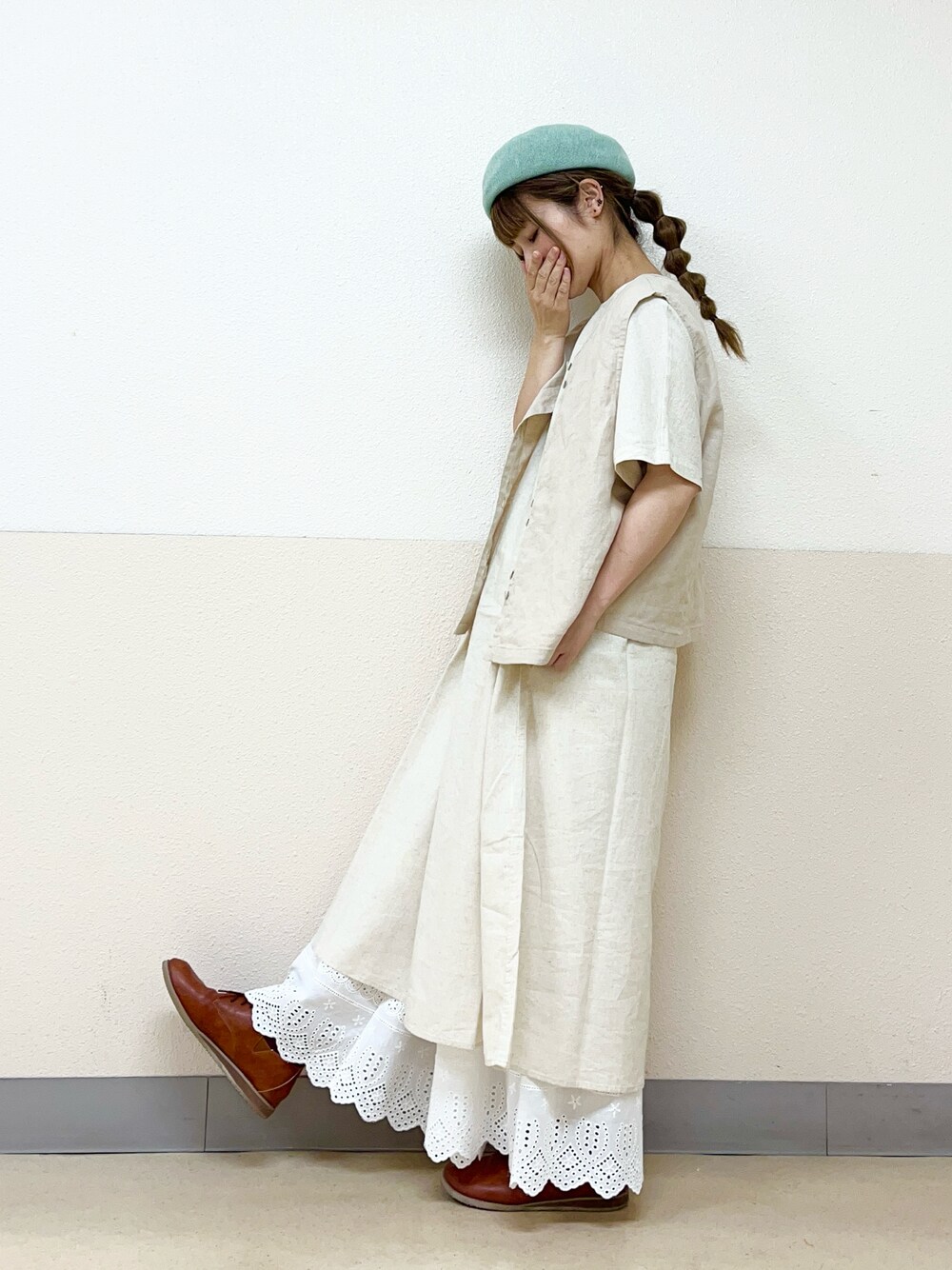 グリーン系のハットを着用したレディースの秋コーディネートの1枚目の写真