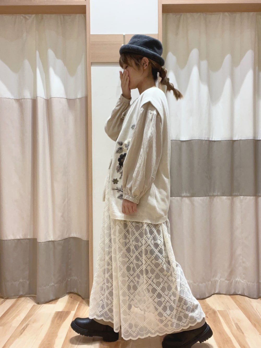 ホワイト系のベスト、ホワイト系のワンピース/ドレス、ベージュ系のその他パンツを着用したレディースの秋コーディネートの1枚目の写真