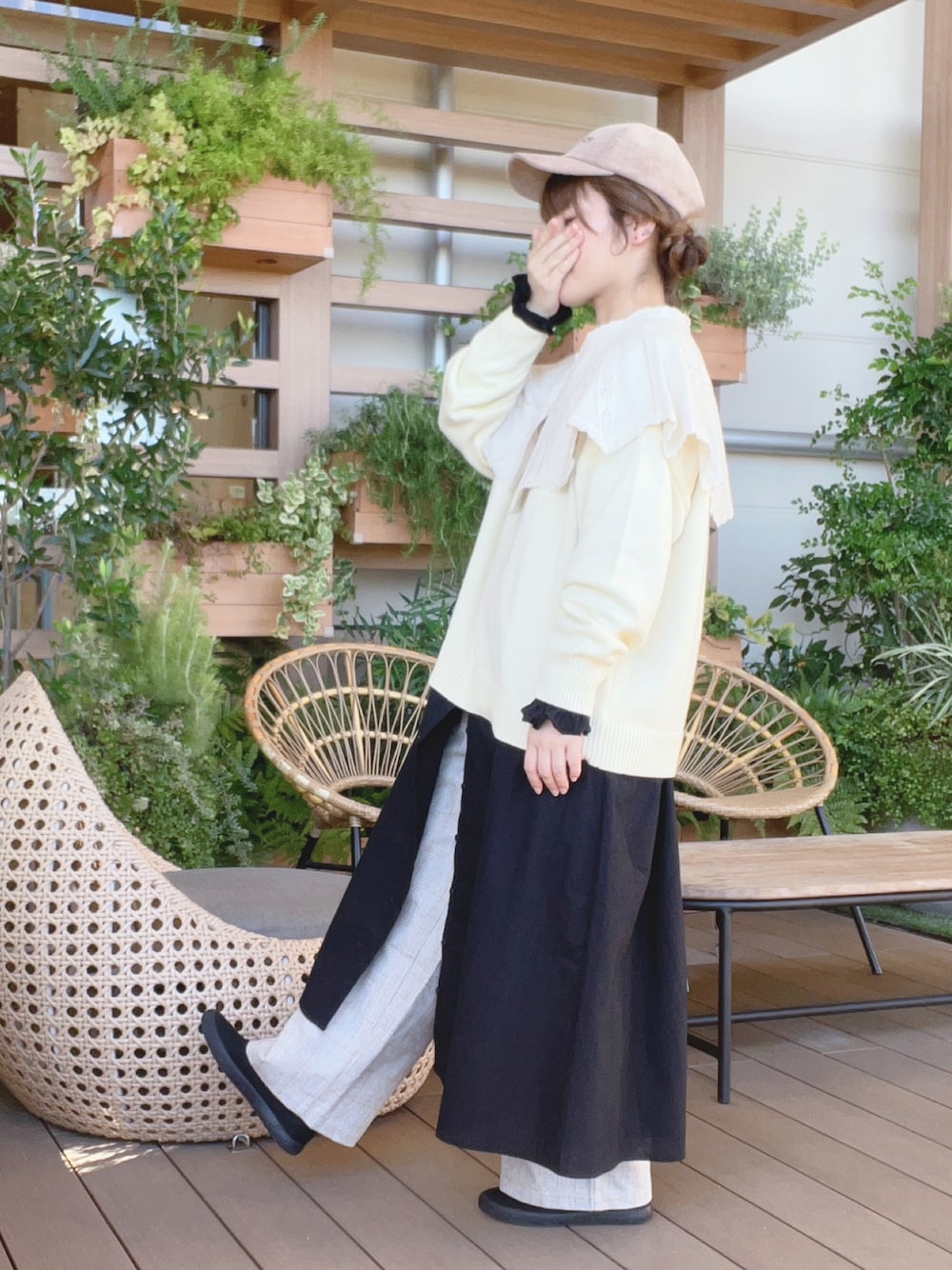 「パンツコーデ、ゆるコーデ、カラーニット、キャップコーデ、帽子かぶろう会、スニーカーコーデ、イオンモール浜松志都呂、サマンサ モスモス(Samansa Mos2)、低身長コーデ、ズルズル、ロゴニット」｜「Samansa Mos2のコーデュロイキャップ（ハット、ベージュ系）」を使った、も  な  こさん（レディース・152cm）の秋コーディネートの1枚目の写真