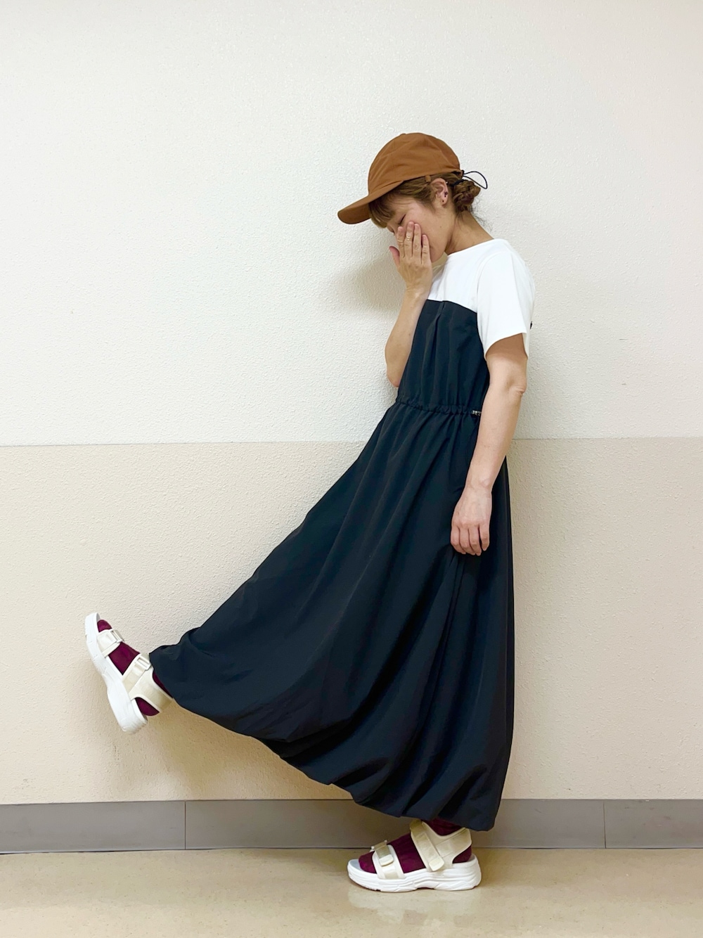 ブラウン系の帽子を着用したレディースの秋コーディネートの1枚目の写真