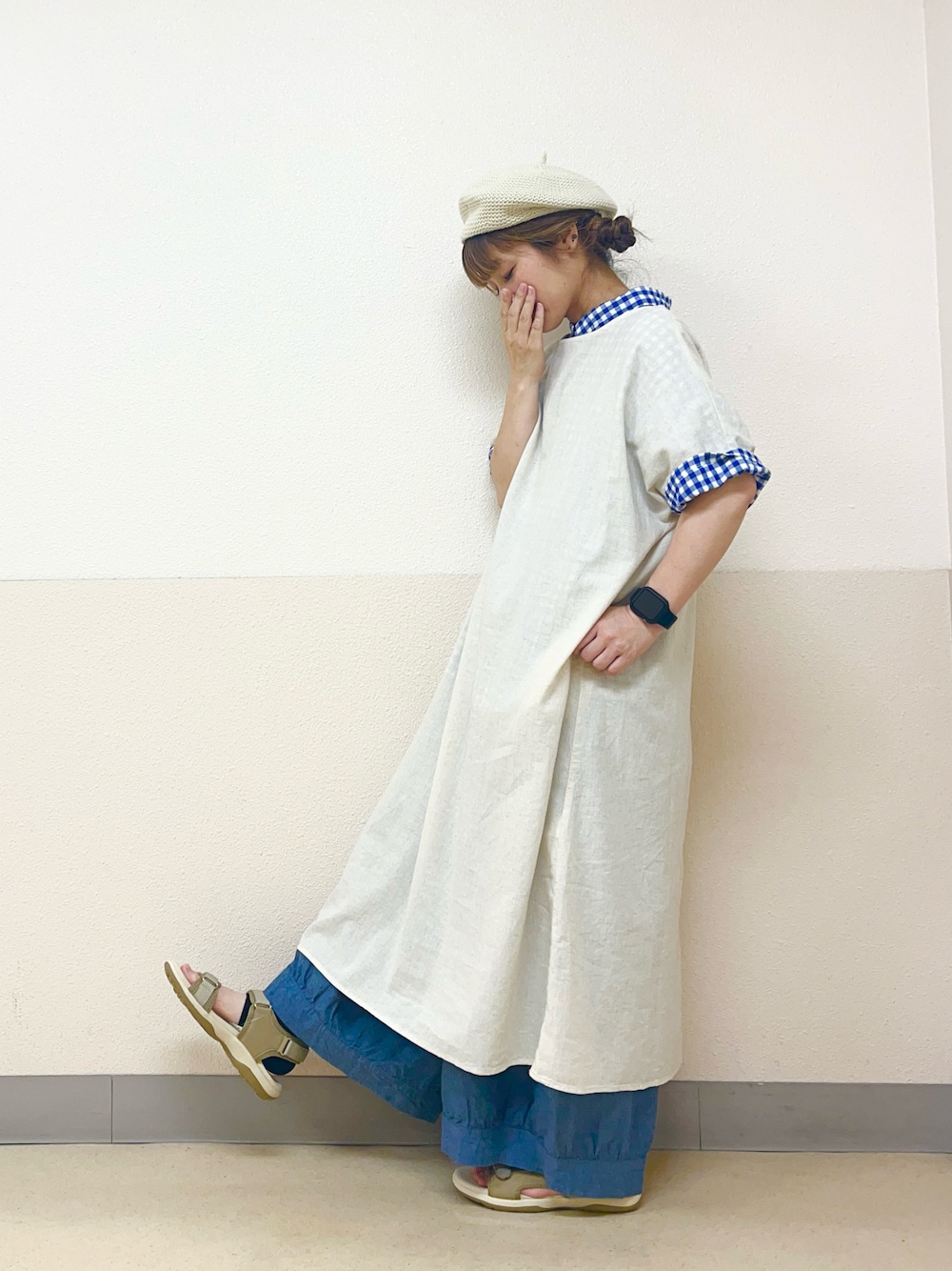 ホワイト系の帽子を着用したレディースの秋コーディネートの1枚目の写真