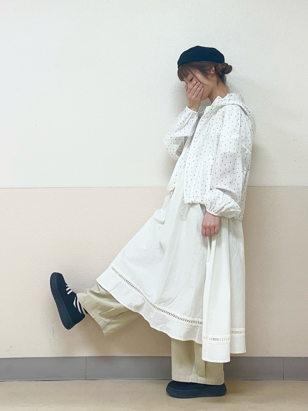 「ウインドブレーカー、小花柄、刺繍トップス、Tシャツ、タックパンツ、ワントーンコーデ、ベレー帽推奨委員会、帽子かぶろう会、サマンサ モスモス(Samansa Mos2)、イオンモール浜松志都呂」｜「Samansa Mos2の【消臭効果】リネン混ベレー帽（ハット、ブラック系）」を使った、も  な  こさん（レディース・152cm）の春コーディネートの1枚目の写真
