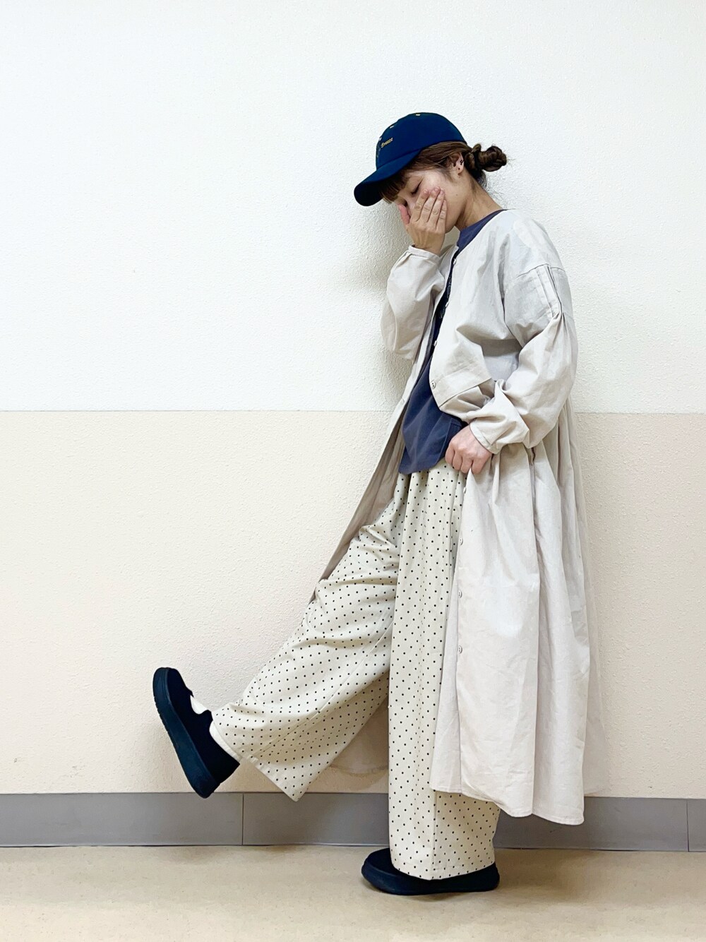 「シャツワンピース、ワンストップシューズ、刺繍、Tシャツ、サマンサ モスモス(Samansa Mos2)、イオンモール浜松志都呂、キャップ女子、帽子かぶろう会、低身長コーデ、低身長女子」｜「Samansa Mos2の【消臭効果】お花刺繍キャップ（ハット、ブルー系）」を使った、も  な  こさん（レディース・152cm）の春コーディネートの1枚目の写真