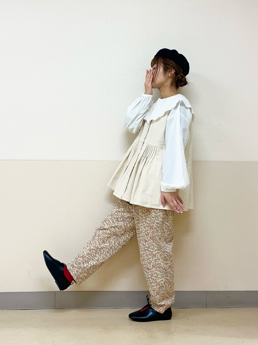 「春めき満開コーデ、春コーデ、春服コーデ、ラウンドカラー、花柄パンツ、ベストコーデ、サマンサ モスモス(Samansa Mos2)、SM2、イオンモール浜松志都呂、ベレー帽推奨委員会、帽子かぶろう会」｜「Samansa Mos2の【消臭効果】リネン混ベレー帽（ハット、ブラック系）」を使った、も  な  こさん（レディース・152cm）の春コーディネートの1枚目の写真