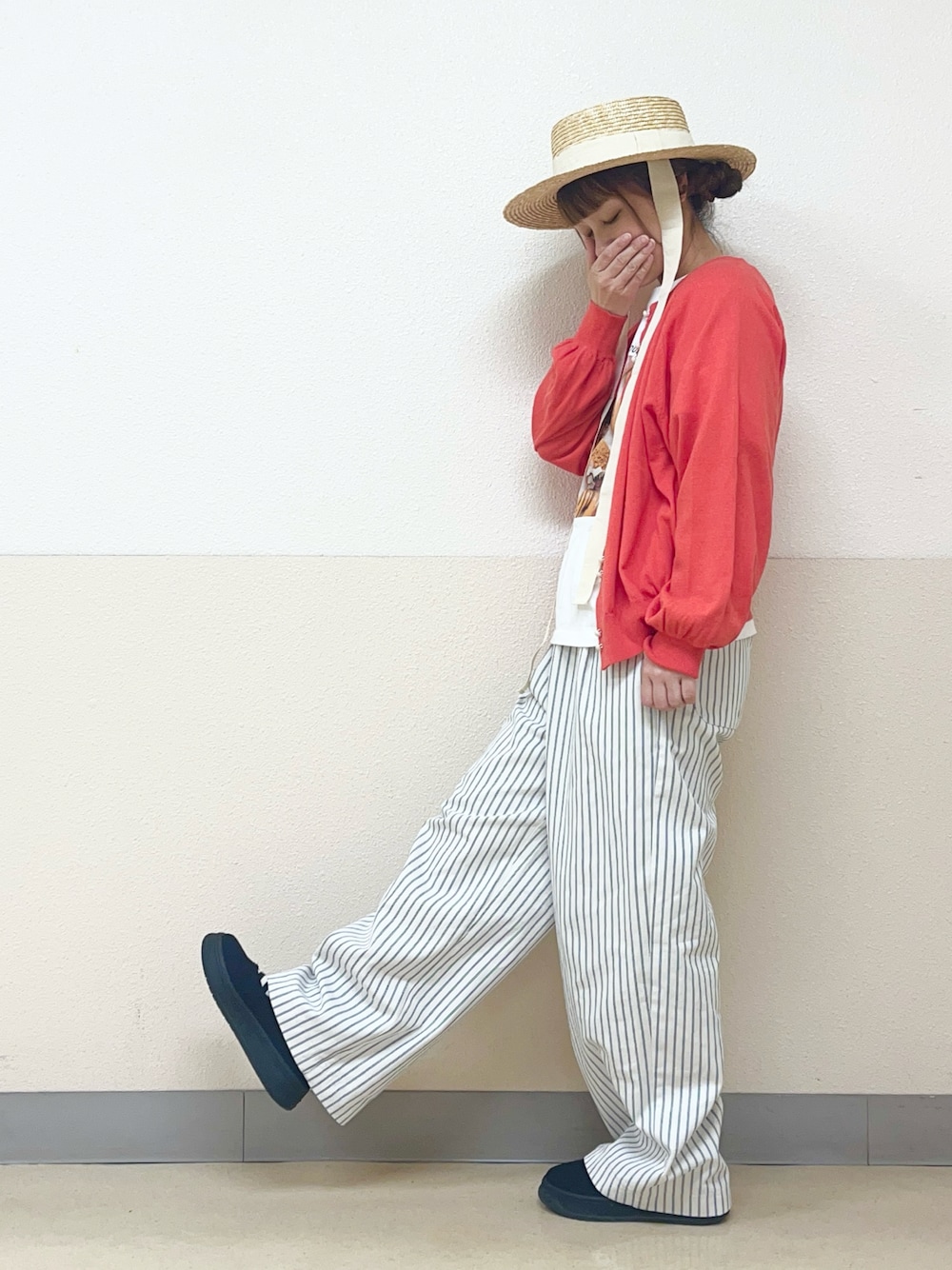 「シンプルスタイル、カンカン帽、赤カーディガン、ストライプパンツ、ドーナツ、Tシャツ、パンツスタイル、サマンサ モスモス(Samansa Mos2)、イオンモール浜松志都呂、ワンストラップスニーカー、赤、カーディガンコーデ、帽子かぶろう会」｜「Samansa Mos2のリボンカンカン帽（ハット、ホワイト系）」を使った、も  な  こさん（レディース・152cm）の春コーディネートの1枚目の写真
