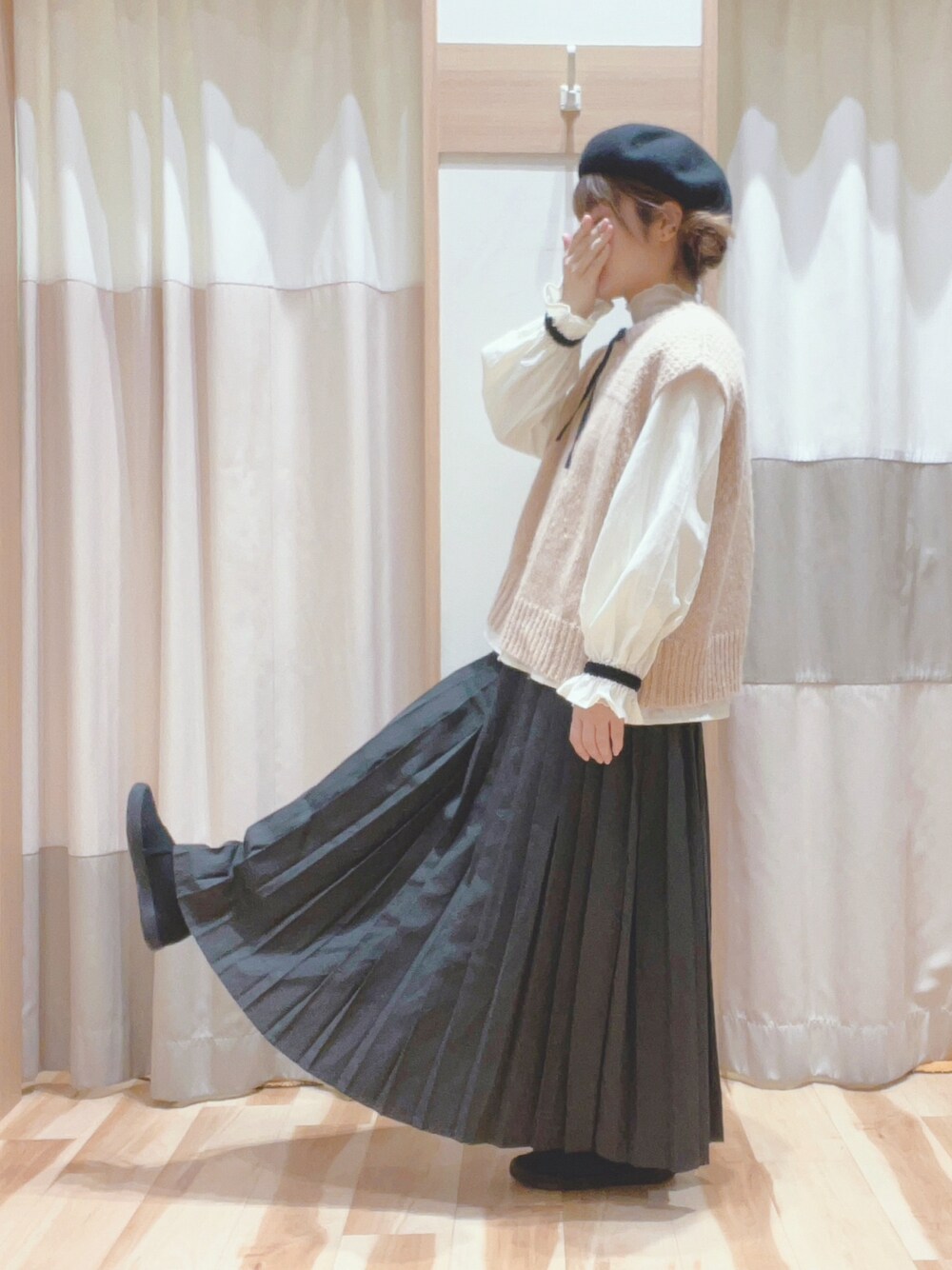 「ニットベスト、ブラウス×スカート、プリーツスカート、ロングスカート、ベレー帽推奨委員会、帽子かぶろう会、イオンモール浜松志都呂、サマンサ モスモス(Samansa Mos2)、リボンブラウス、低身長コーデ」｜「Samansa Mos2のバスクベレー帽（ハット、ブラック系）」を使った、も  な  こさん（レディース・152cm）の秋コーディネートの1枚目の写真