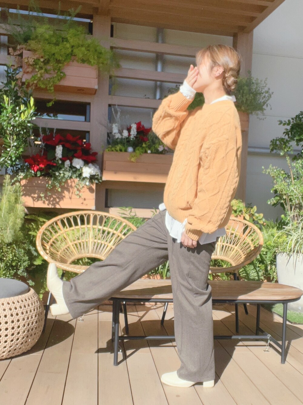 「冬コーデ、オトナカジュアル、カジュアルスタイル、パンツスタイル、オトナ女子、きれいめコーデ、イオンモール浜松志都呂、サマンサモスモスブルー、ツインお団子」｜「Samansa Mos2 blueの【帯電防止】マットモールニットプルオーバー（ニット/セーター、オレンジ系）」を使った、も  な  こさん（レディース・152cm）の冬コーディネートの1枚目の写真