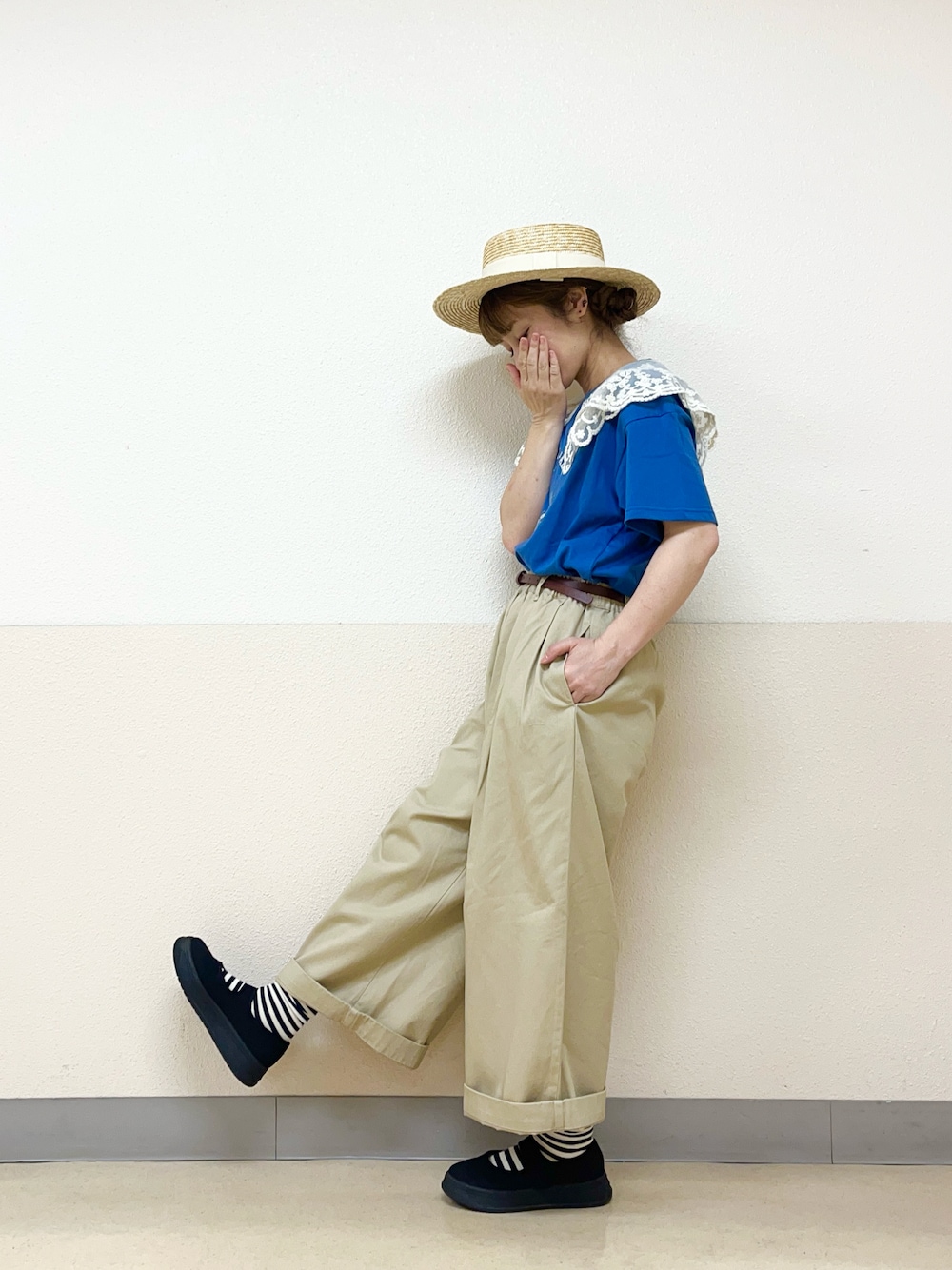 ベージュ系の帽子を着用したレディースの秋コーディネートの1枚目の写真