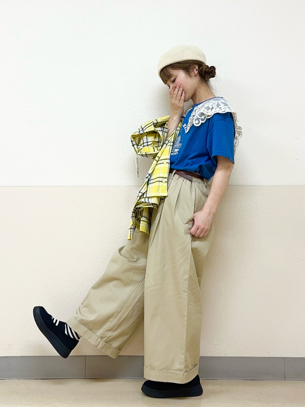 ホワイト系のハットを着用したレディースの秋コーディネートの1枚目の写真