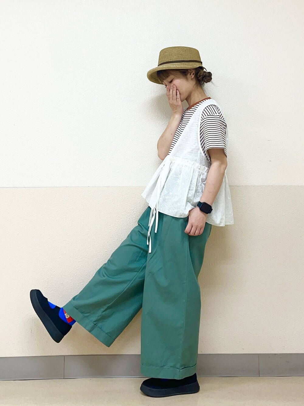 ベージュ系のハットを着用したレディースの秋コーディネートの1枚目の写真