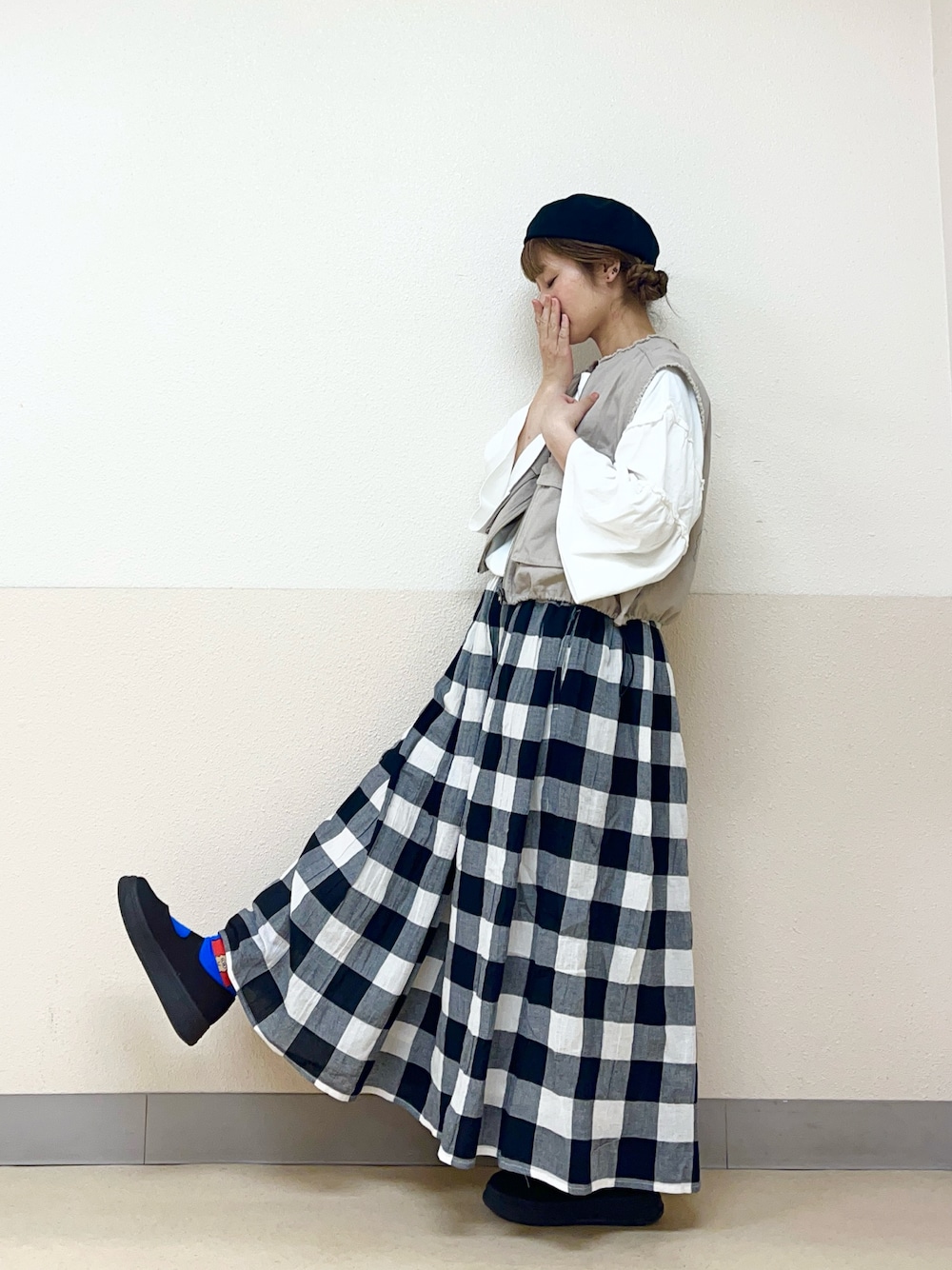 ブラック系のハットを着用したレディースの秋コーディネートの1枚目の写真