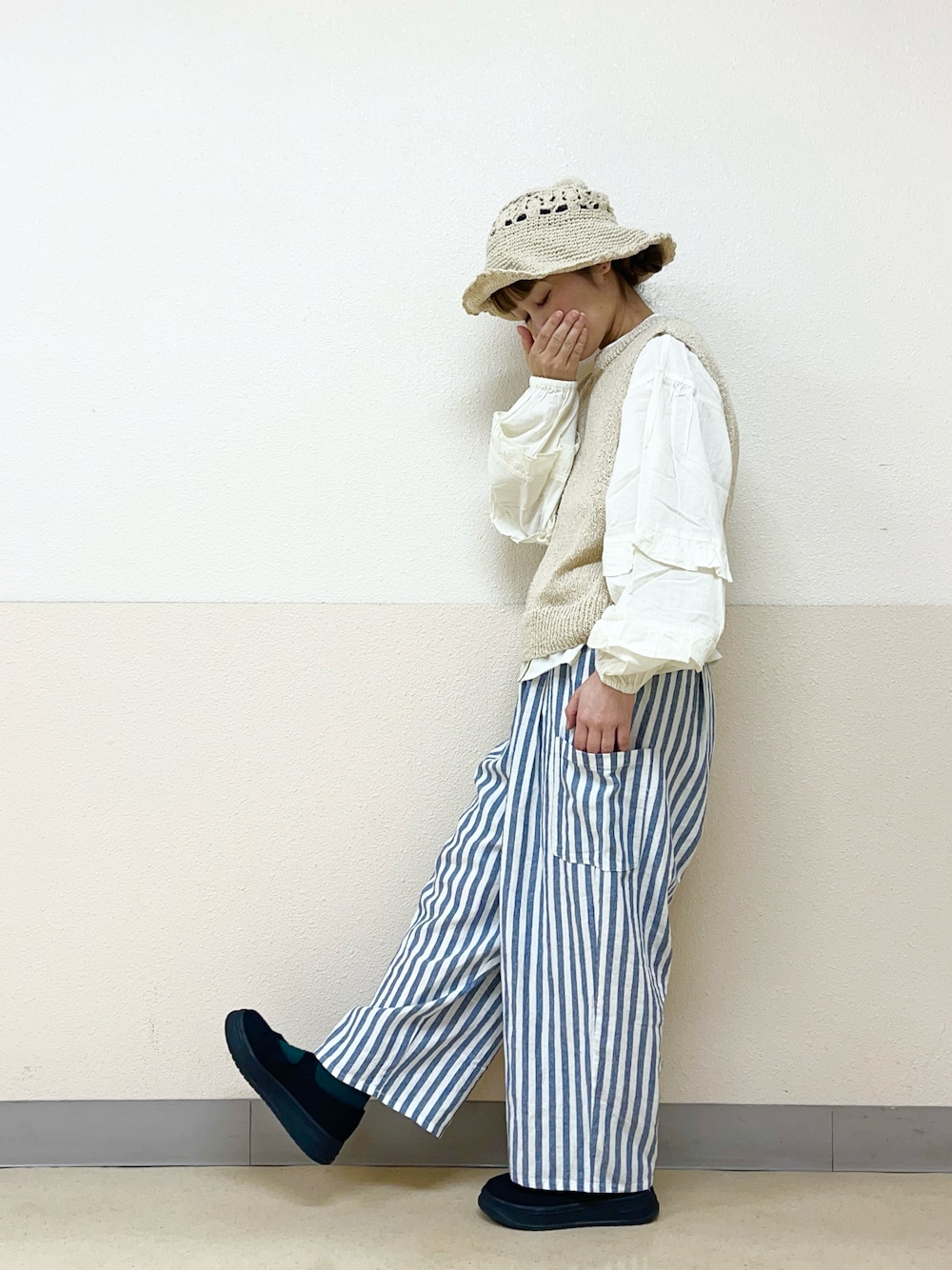 「やっぱり帽子が好き、ベスト×シャツ、ブラウスコーデ、ストライプ、ストライプパンツ、夏コーデ、夏服、帽子かぶろう会、イオンモール浜松志都呂、サマンサ モスモス(Samansa Mos2)、低身長コーデ、低身長女子」｜「Samansa Mos2のペーパークロシェハット（ハット、ホワイト系）」を使った、も  な  こさん（レディース・152cm）の春コーディネートの1枚目の写真