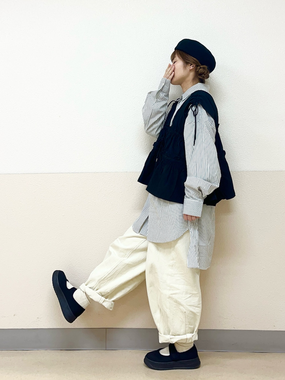 「シャツスタイル、ベスト×シャツ、前後着ベスト、コクーンパンツ、ベレー帽推奨委員会、帽子かぶろう会、ワンストラップスニーカー、モノトーンコーデ、イオンモール浜松志都呂、サマンサ モスモス(Samansa Mos2)、低身長コーデ、低身長女子」｜「Samansa Mos2の【消臭効果】リネン混ベレー帽（ハット、ブラック系）」を使った、も  な  こさん（レディース・152cm）の春コーディネートの1枚目の写真