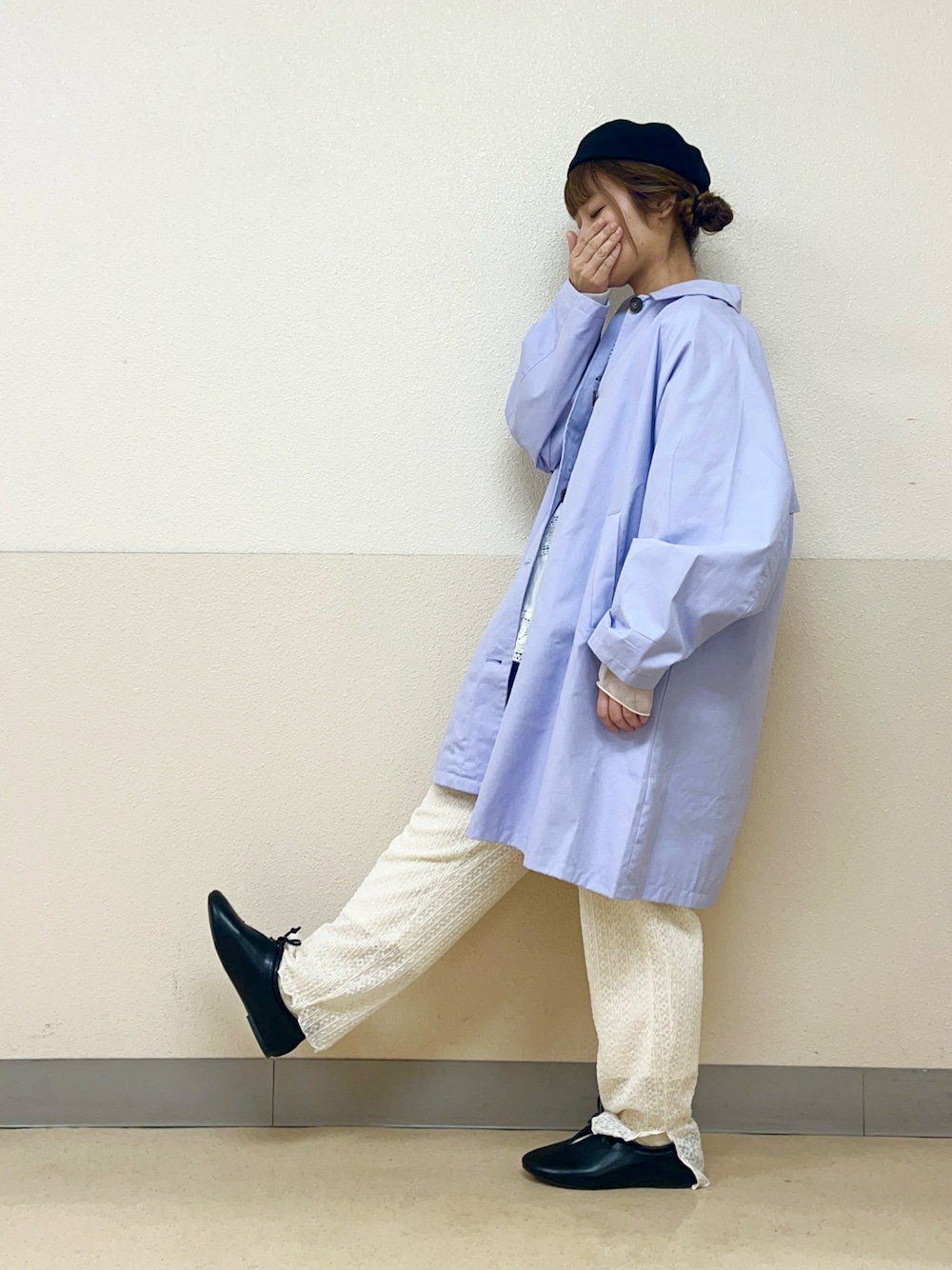 「大人カジュアル、春服コーデ、春コートスタイル、レースパンツ、ボーダーTシャツ、ビスチェ、ベレー帽推奨委員会、帽子かぶろう会、パープルコーデ、ラベンダーカラー、イオンモール浜松志都呂、サマンサ モスモス(Samansa Mos2)」｜「Samansa Mos2の【消臭効果】リネン混ベレー帽（ハット、ブラック系）」を使った、も  な  こさん（レディース・152cm）の春コーディネートの1枚目の写真