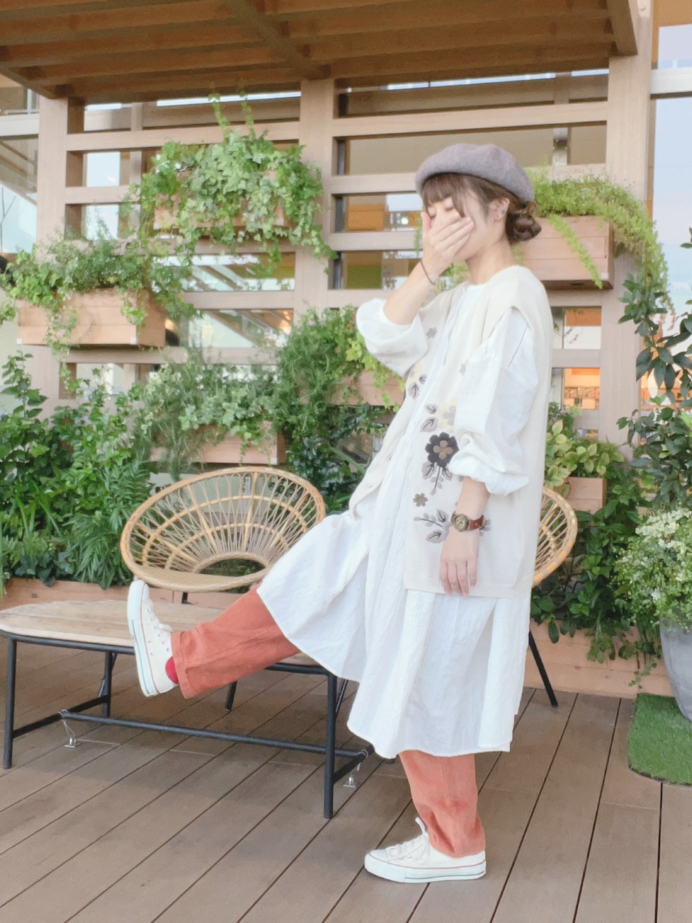「ベスト、秋服コーデ、オトナ女子、パンツスタイル、低身長コーデ、リラックススタイル、スニーカーコーデ、チュニック、イオンモール浜松志都呂、サマンサ モスモス(Samansa Mos2)、ベレー帽推奨委員会、帽子かぶろう会、コンバース オールスター、コンバースローカット、スニーカー好き！」｜「Samansa Mos2のバスクベレー帽（ハット、ブラウン系）」を使った、も  な  こさん（レディース・152cm）の秋コーディネートの1枚目の写真