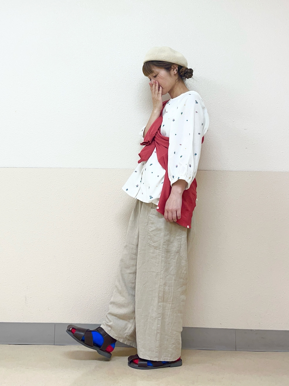 ホワイト系のハットを着用したレディースの秋コーディネートの1枚目の写真