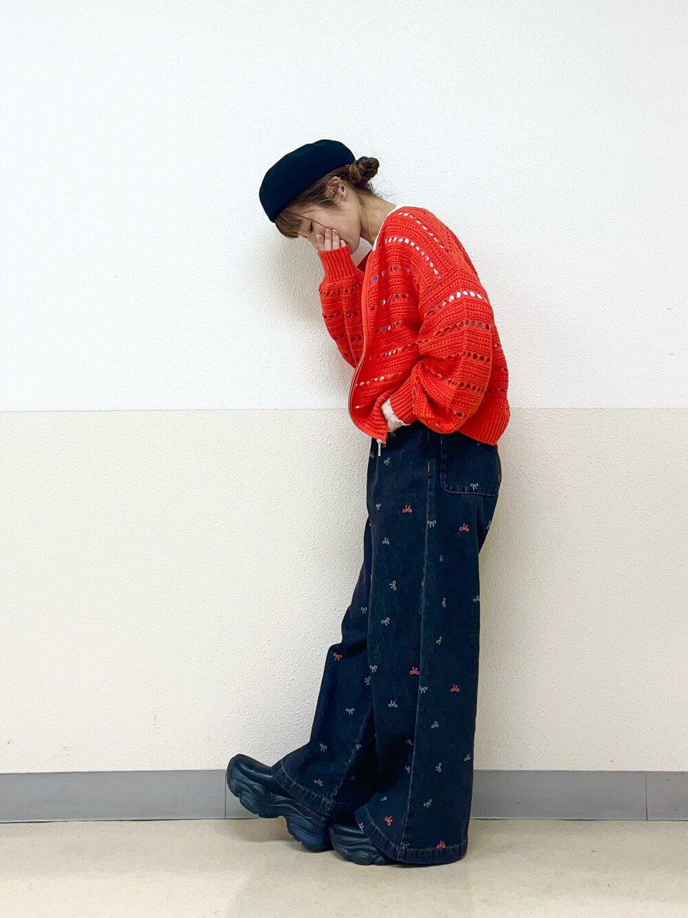 「ジップアップニット、デニムパンツ、リボン刺繍、ベレー帽推奨委員会、帽子かぶろう会、イオンモール浜松志都呂、サマンサ モスモス(Samansa Mos2)、SM2、オトナカジュアル、春、キレイめカジュアル、低身長女子、パンツスタイル」｜「Samansa Mos2の【消臭効果】リネン混ベレー帽（ハット、ブラック系）」を使った、も  な  こさん（レディース・152cm）の春コーディネートの1枚目の写真
