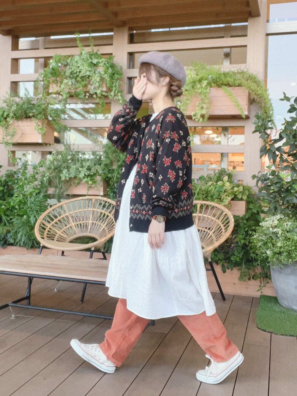 「大人女子、秋服コーデ、パンツスタイル、イオンモール浜松志都呂、サマンサ モスモス(Samansa Mos2)、低身長コーデ、ベレー帽推奨委員会、帽子かぶろう会、コンバース オールスター、スニーカー好きと繋がりたい」｜「Samansa Mos2のバスクベレー帽（ハット、ブラウン系）」を使った、も  な  こさん（レディース・152cm）の秋コーディネートの1枚目の写真