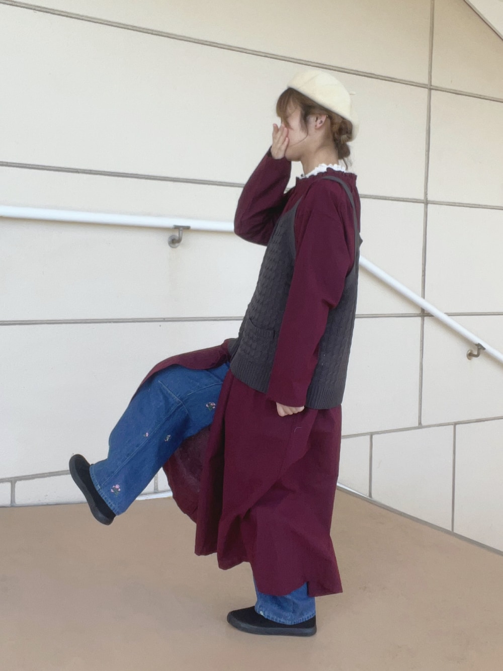 「レイヤードスタイル、秋っぽコーデ更新中、ラフコーデ、24AW秋の新作、大人女子、高身長女子、デニム、150cm台コーデ、イオンモール浜松志都呂、サマンサ モスモス(Samansa Mos2)、カジュアルガーリー、ベレー帽推奨委員会」｜「Samansa Mos2のアイテム（ワンピース/ドレス、レッド系）」を使った、も  な  こさん（レディース・152cm）の秋コーディネートの1枚目の写真