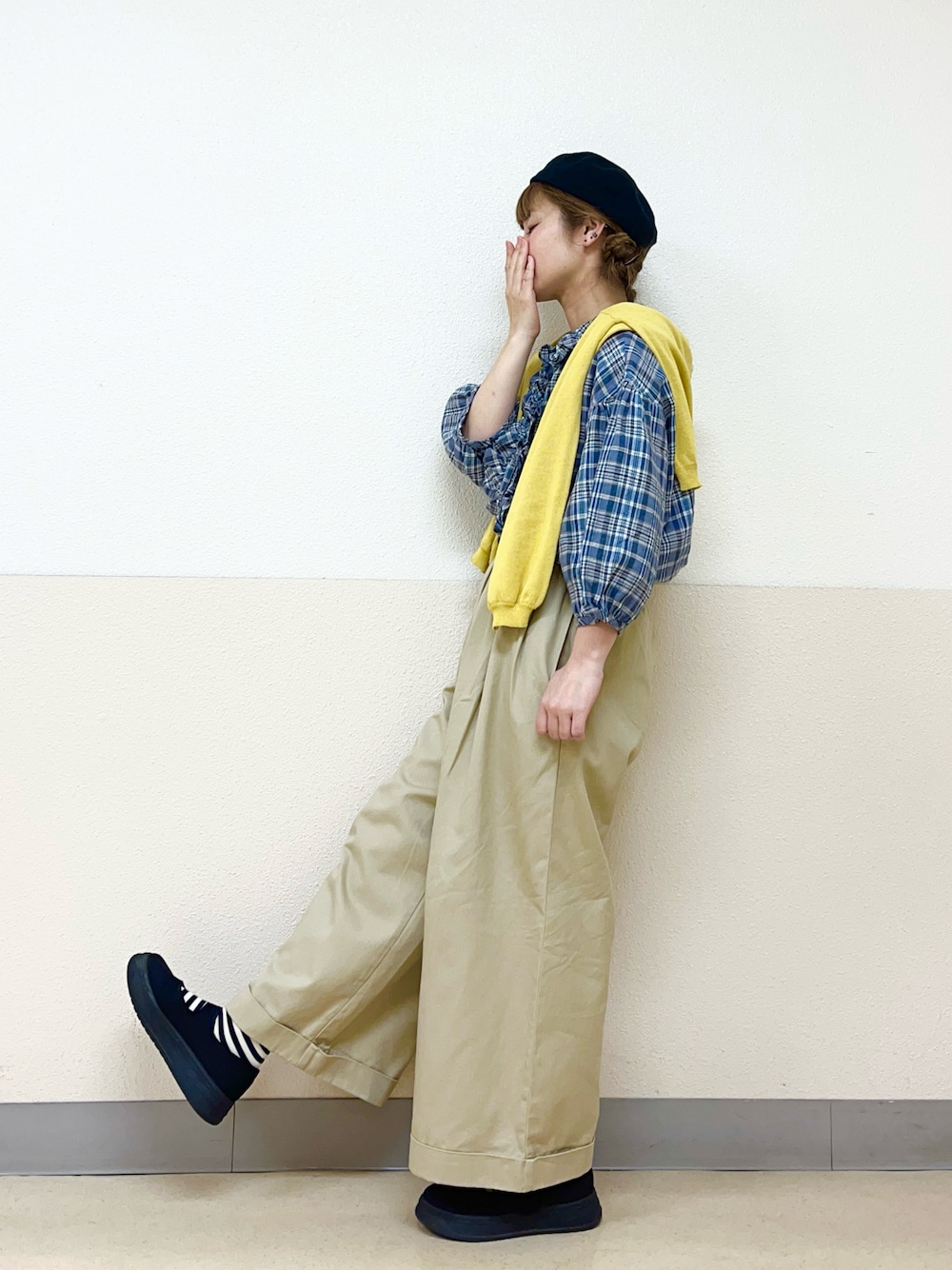 ブラック系のハットを着用したレディースの秋コーディネートの1枚目の写真