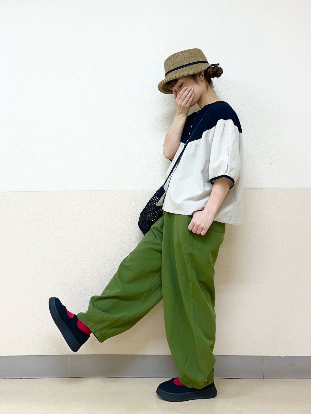 「やっぱり帽子が好き、ムギワラハット、帽子かぶろう会、大人可愛い、夏ファッション、パンツコーデ、イオンモール浜松志都呂、サマンサ モスモス(Samansa Mos2)、低身長女子、低身長コーデ、ショルダーバッグ、ショルダーバッグ 黒」｜「Samansa Mos2の【吸水速乾】ブレードハット（ハット、ベージュ系）」を使った、も  な  こさん（レディース・152cm）の春コーディネートの1枚目の写真