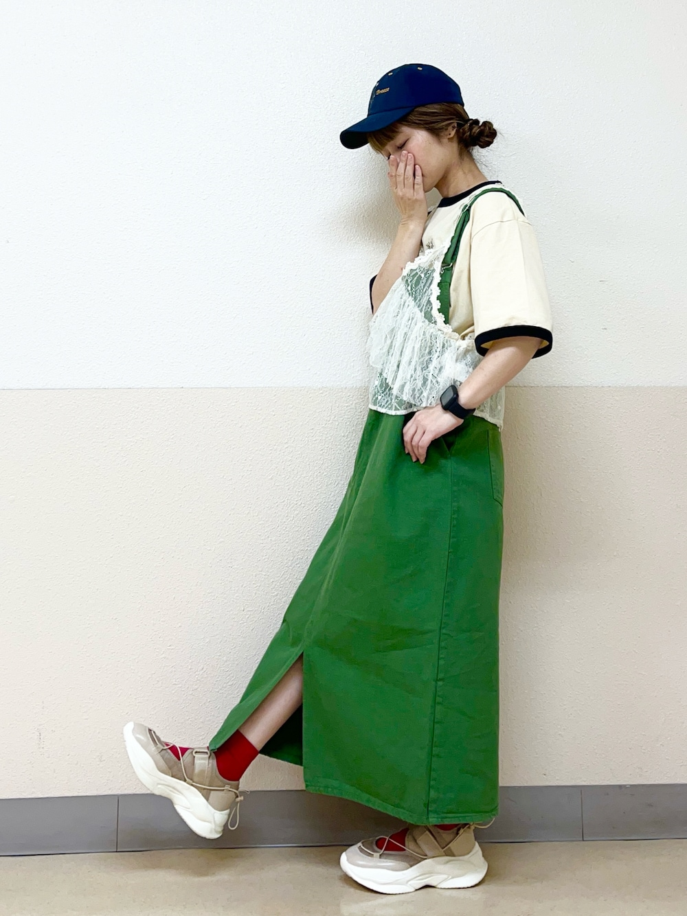「キャップ女子、帽子かぶろう会、ジャンバースカート、アシンメトリー、スニーカーコーデ、レースビスチェ、イオンモール浜松志都呂、サマンサ モスモス(Samansa Mos2)、SM2、エスエムツー、Tシャツ、低身長コーデ、低身長女子」｜「Samansa Mos2の【消臭効果】お花刺繍キャップ（ハット、ブルー系）」を使った、も  な  こさん（レディース・152cm）の夏コーディネートの1枚目の写真