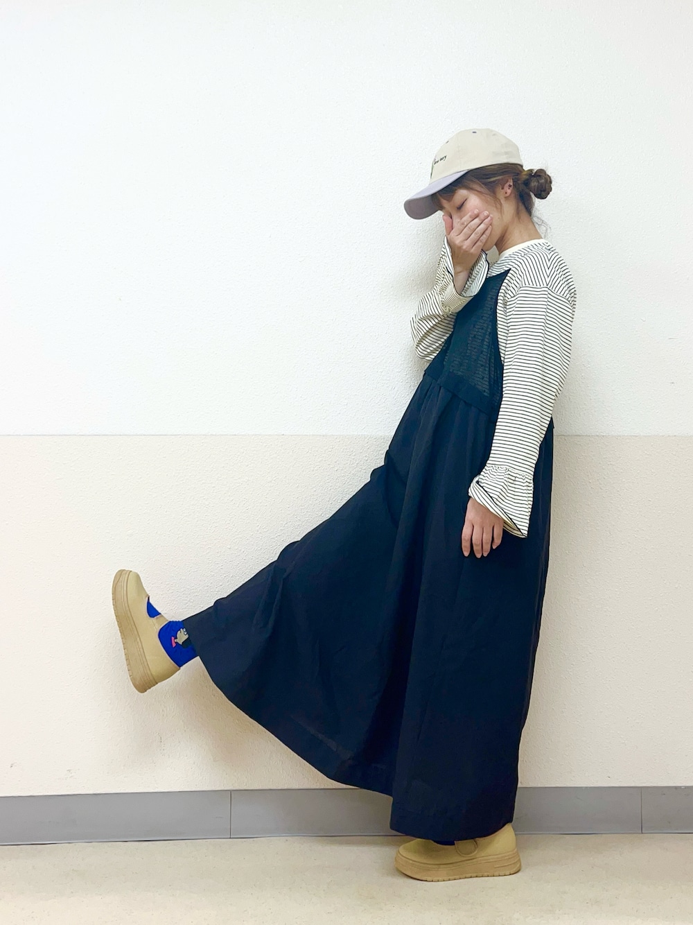「サマンサ モスモス(Samansa Mos2)、イオンモール浜松志都呂、やっぱり帽子が好き、ゆべし×SamansaMos2、ゆべしコラボ、キャップ女子、ワンピーススタイル、ワンピース×スニーカー、カジュアルガーリー、低身長コーデ、低身長女子、フリル袖」｜「Samansa Mos2の【消臭効果】お花刺繍キャップ（ハット、ベージュ系）」を使った、も  な  こさん（レディース・152cm）の春コーディネートの1枚目の写真